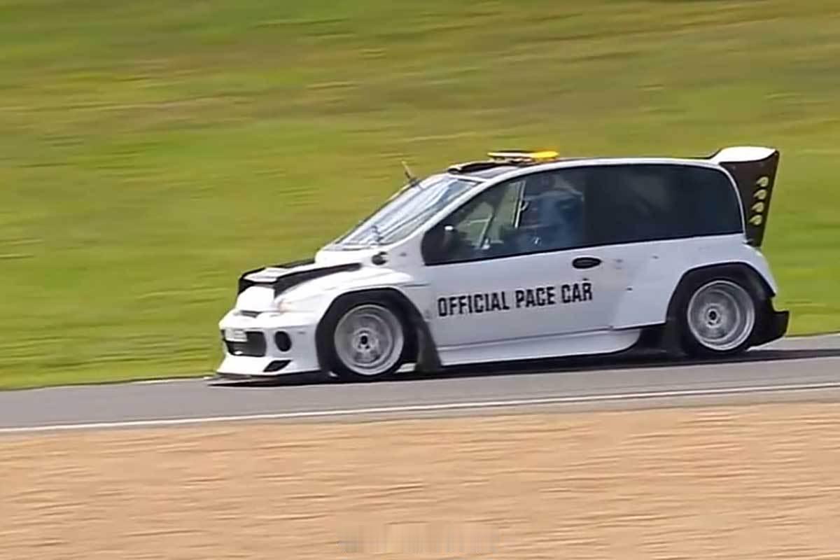 2025年10月作为勒芒赛道F4赛事官方安全车昙花一现的菲亚特Multipla。