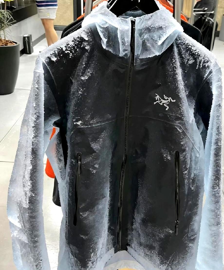 黑冲锋衣耐脏？别骗自己。泥巴一糊，黑得发亮，像白衬衫滴酱油，丑得扎眼。
 

更