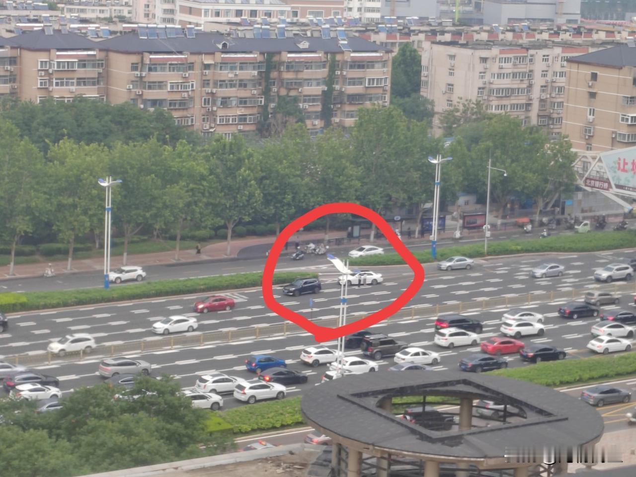 6月30日，17：40左右，济南经十东路华阳名苑北侧站牌、北京银行立交桥下方主路