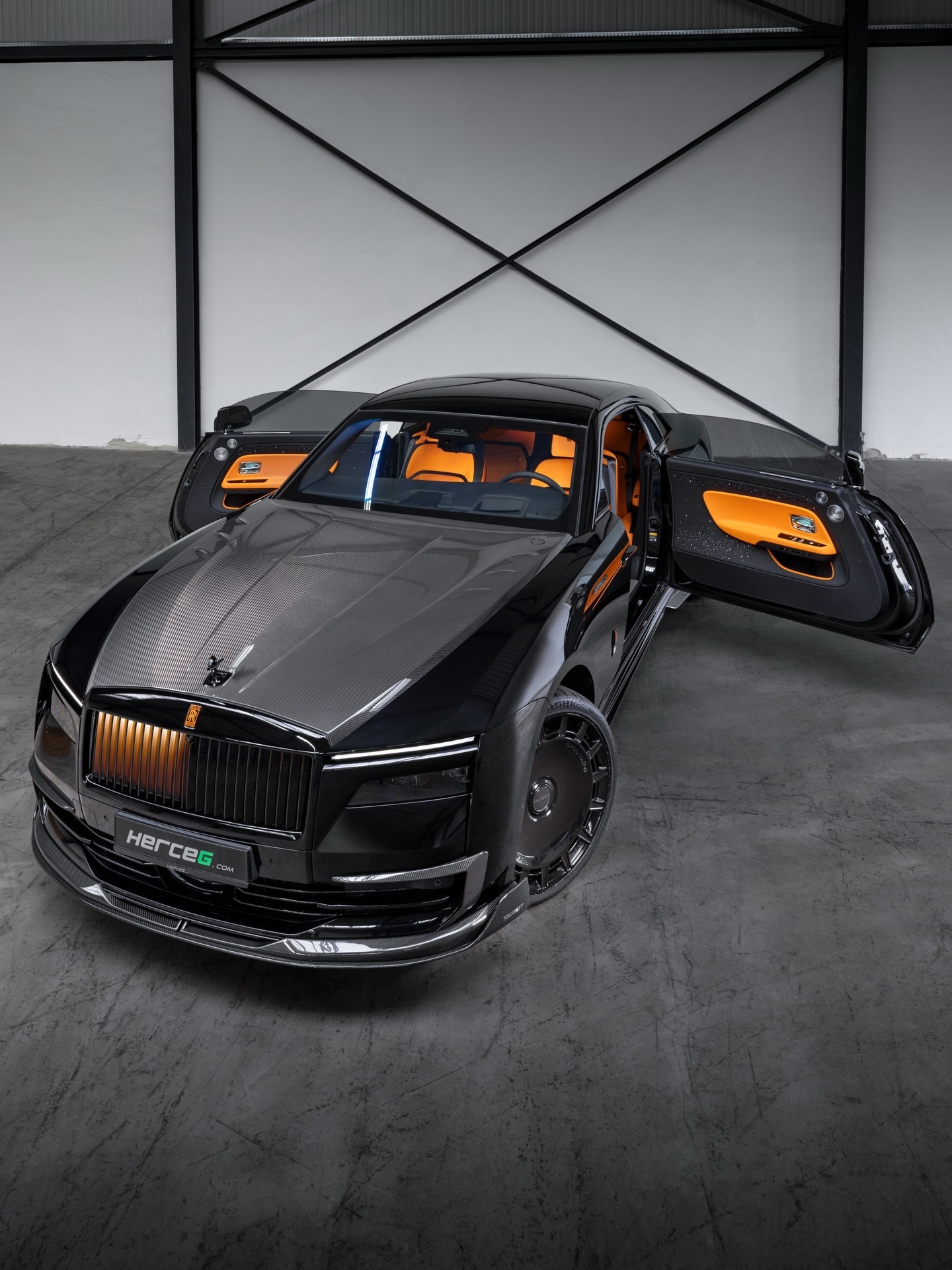 劳斯莱斯Spectre配备MANSORY套件。- 新款碳纤维前唇- 后扩散器带刹