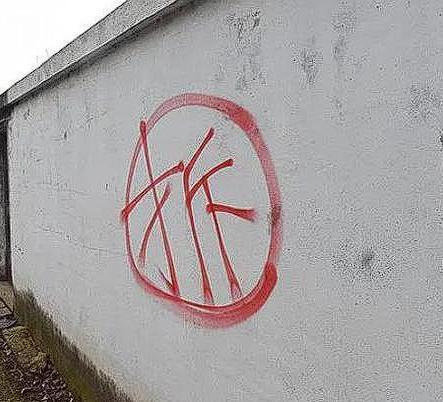 江苏，一男子承包土地，以种植花草养活全家，村里被划入拆迁，给的赔偿方案他不满意，