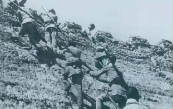 1947年，解放军久攻不下狮脑山，一到夜里，山上还传来小孩哭声，侦察兵冒险摸上山