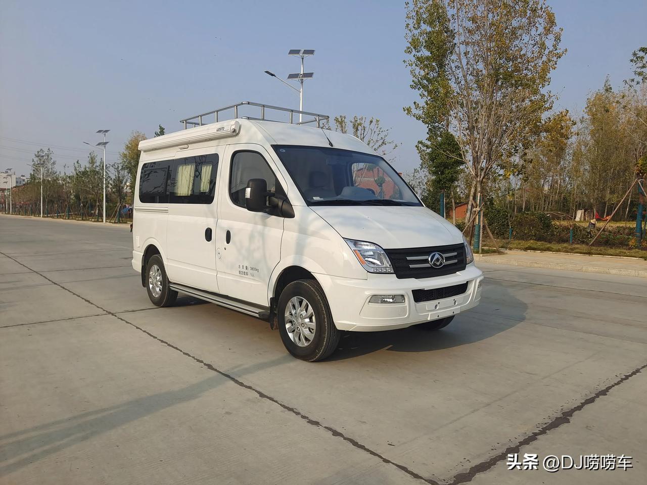 大通V80短轴中顶这款底盘的优势在于良好的通过性，加装自行车架和爬梯后车长5.2