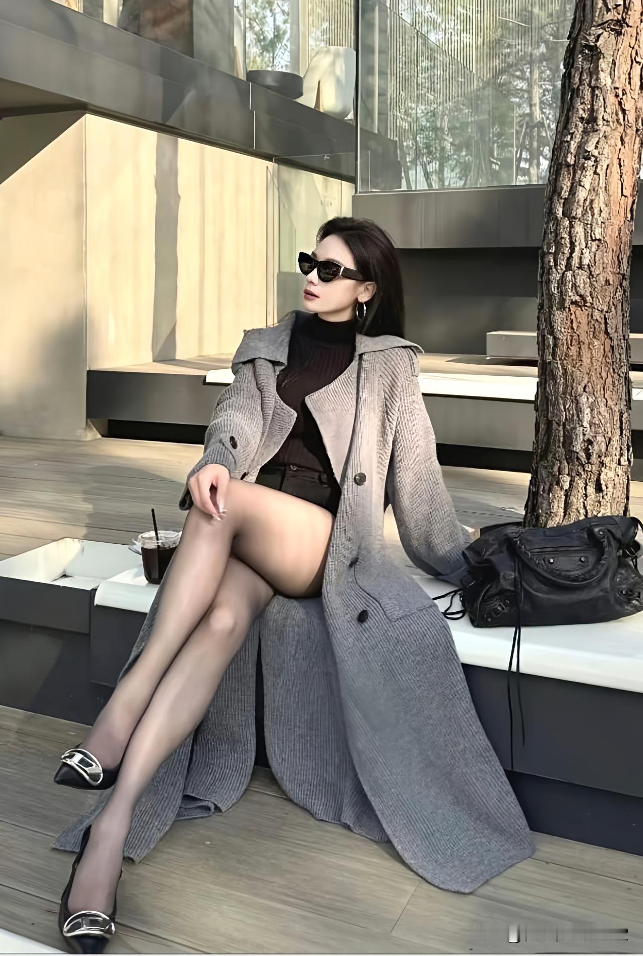 都市雅痞风穿搭指南，时尚黑丝与灰色大衣的完美碰撞