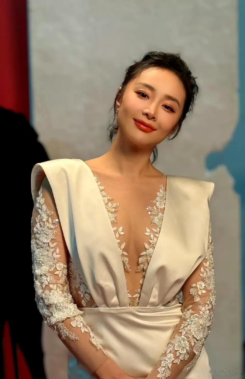 大嫂高叶今日活动出席美照，裙子很迷人