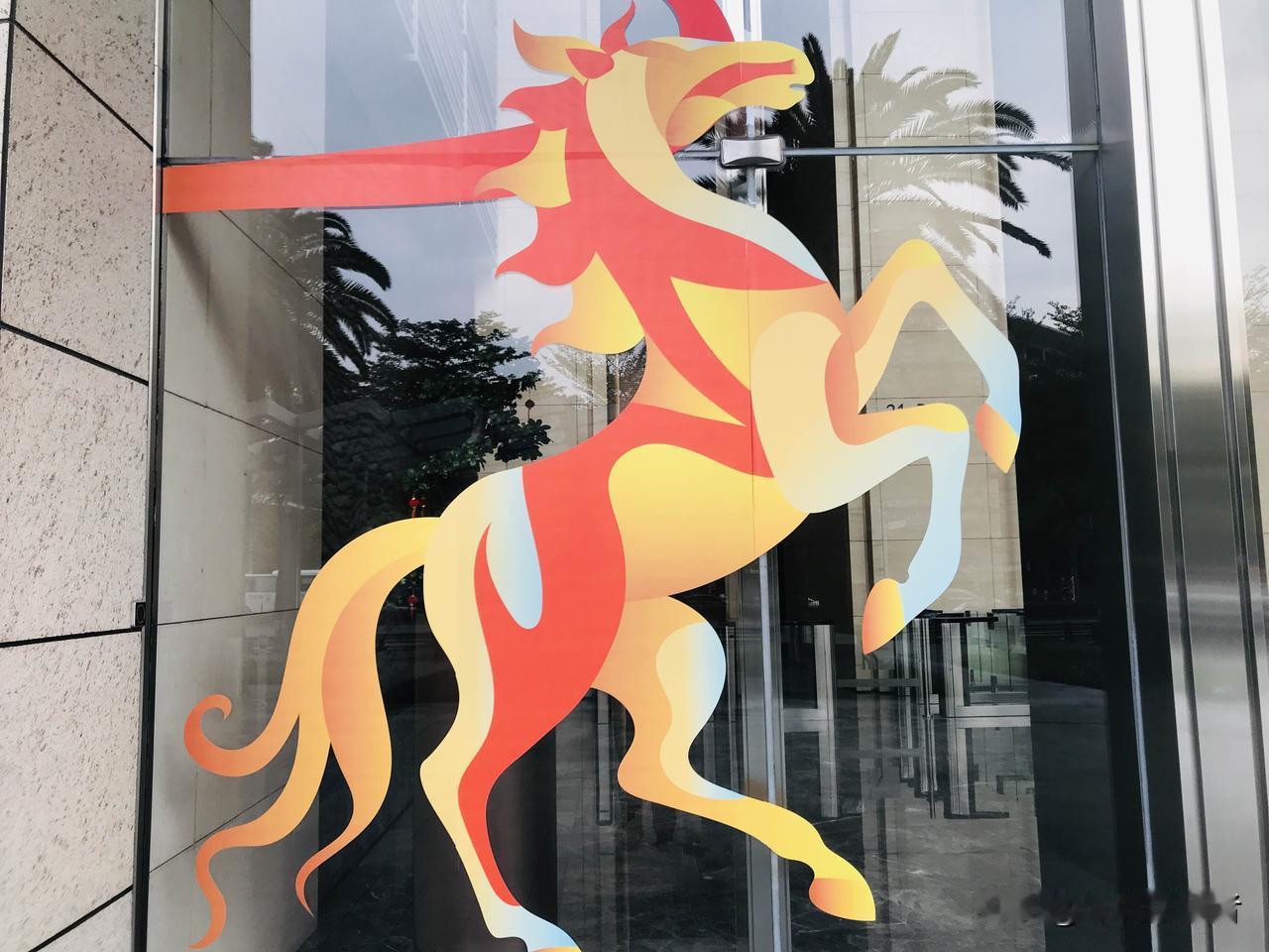 深圳这样的灯笼色彩搭配挺好，商业的归商业：黄马黄灯笼，有股吉利新鲜感；公众的归公