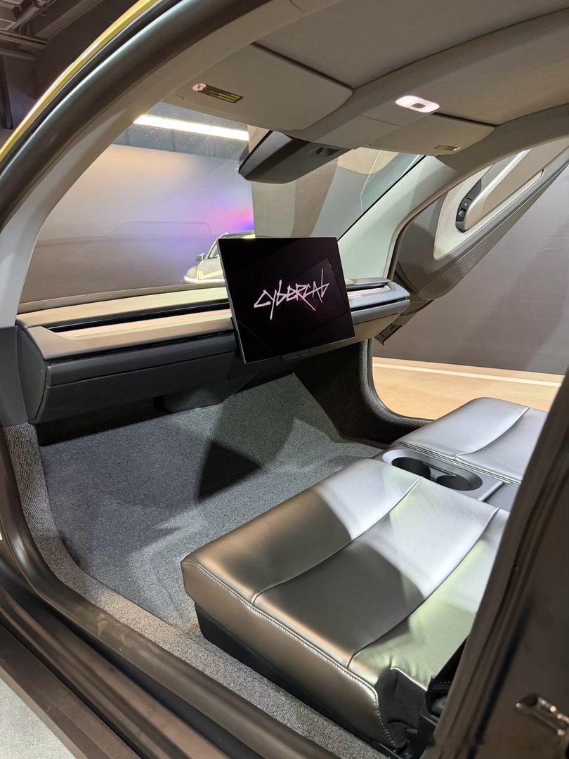 有点不习惯手脚不知放哪了特斯拉cybercab  ​​​