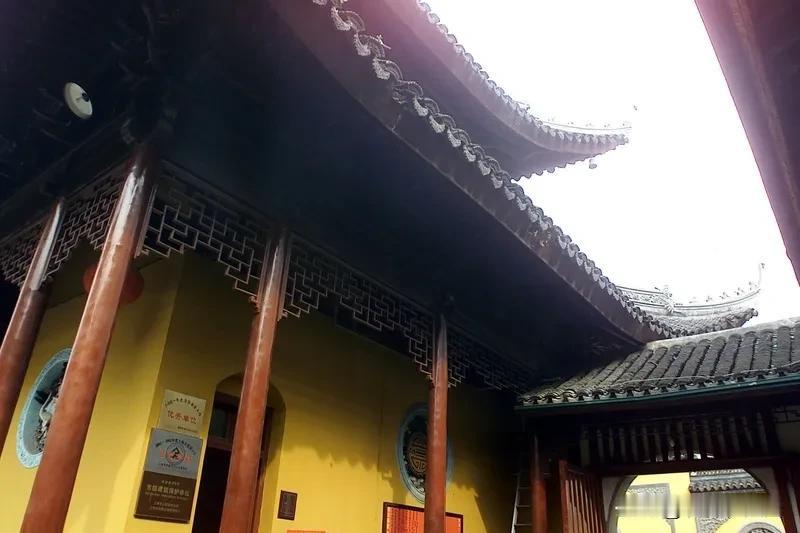 《七律   感悟》（有感于出家又恋家）
无心释道失灵信，有意求经觅慧根。
世路迷