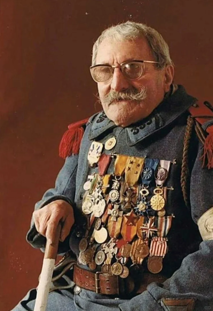 参加一战胜利纪念日活动的法国老兵皮埃尔·雷科布雷(1889～1983)，1980...