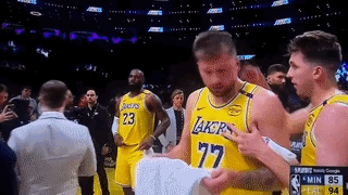 一次是没留意，那么俩次、三次…呢？
东契奇赛后找詹姆斯击掌，却三番两次被詹姆斯忽