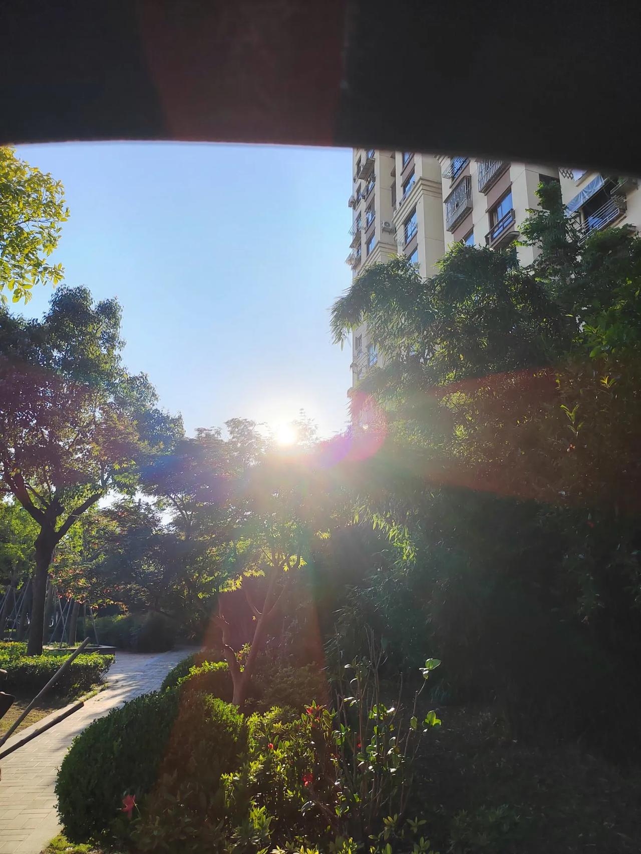忘记在哪里看到一句话：前世今生，我们身边的人，皆是因缘相遇，缘浅缘深，归结于前世