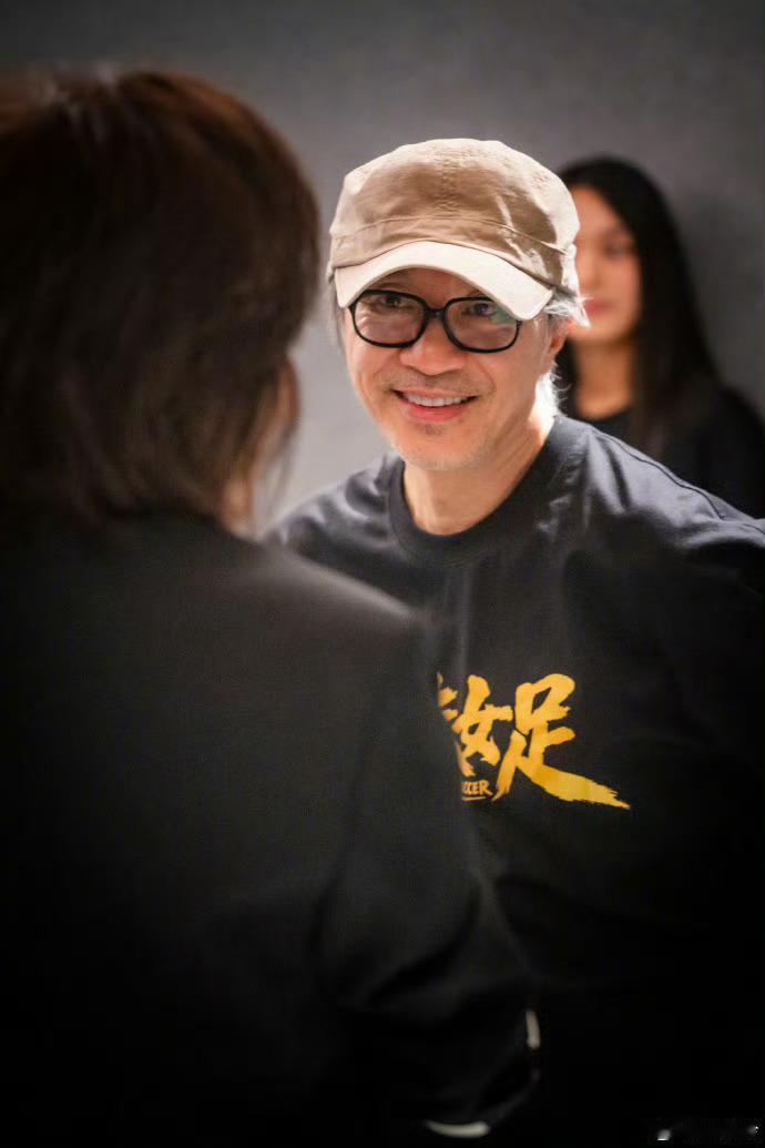 我记得上次看了他们合影打趣那个视频，真的就像两个小孩子一样可爱有趣
祝《功夫女足