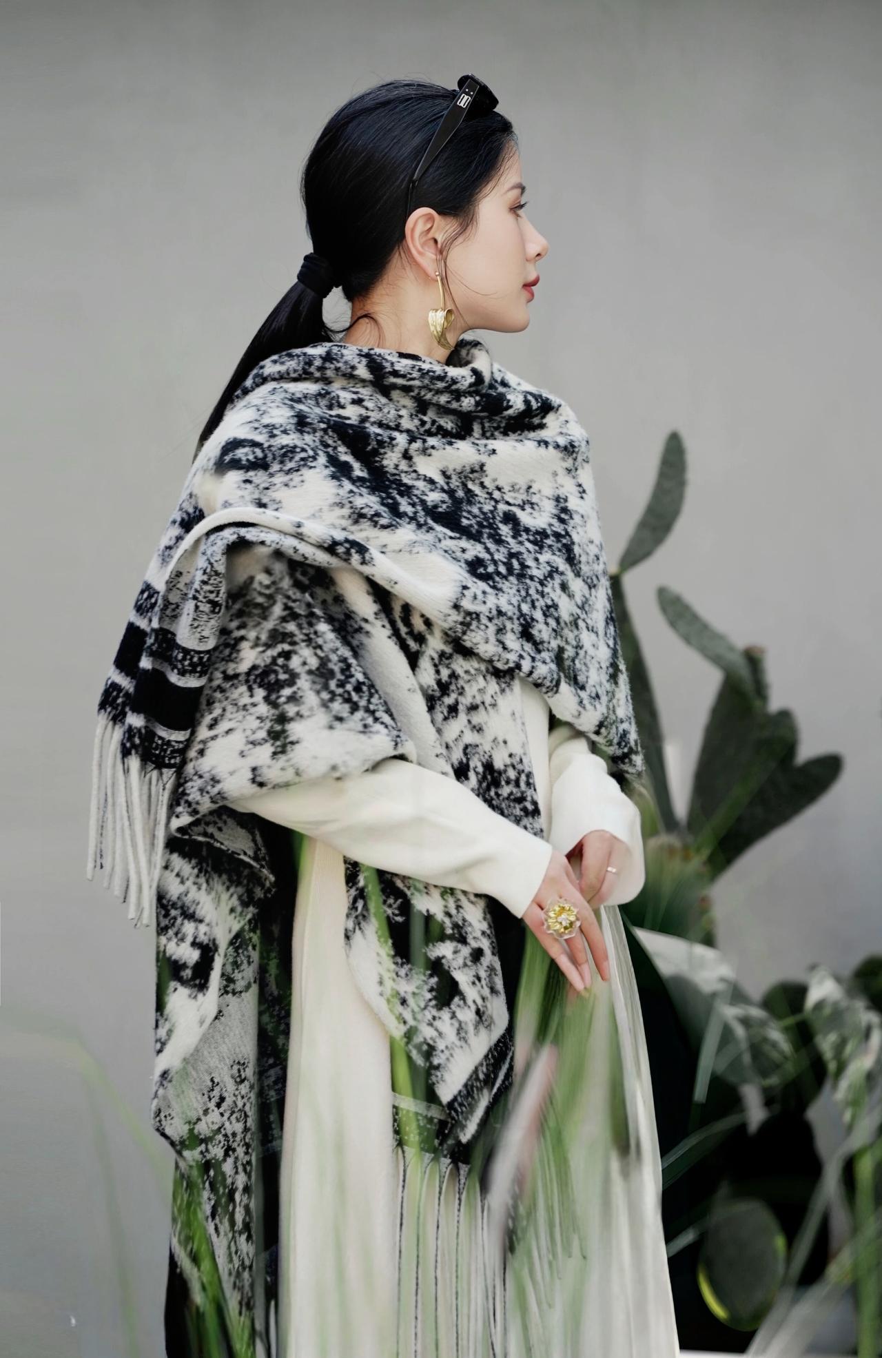 分享一张安静时光的照片好像她在景德镇，又好像景德镇就在她身上！