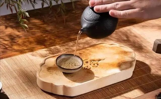 对于大多数人来说，饮水的习惯通常离不开白水，而茶水的健康好处常常被忽略。饮水的方