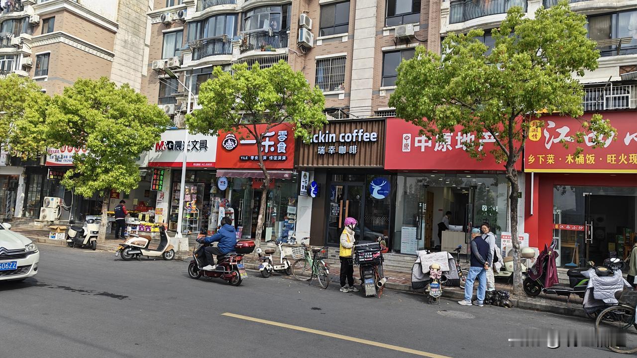 今天小区门口那所学校组织孩子们去春游，可把小超市的老板乐坏了，忙得脚不沾地，发了