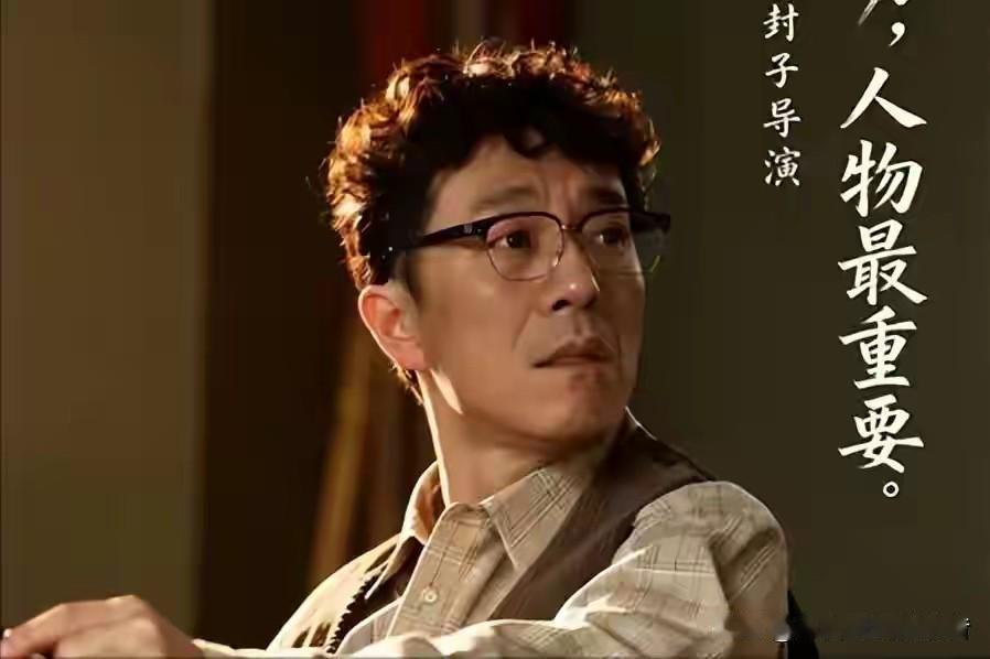 “戏在生活面前，算个啥嘛！”六十多岁的郭万银蹲在戏台边上，咧着嘴笑。他在高台县乐