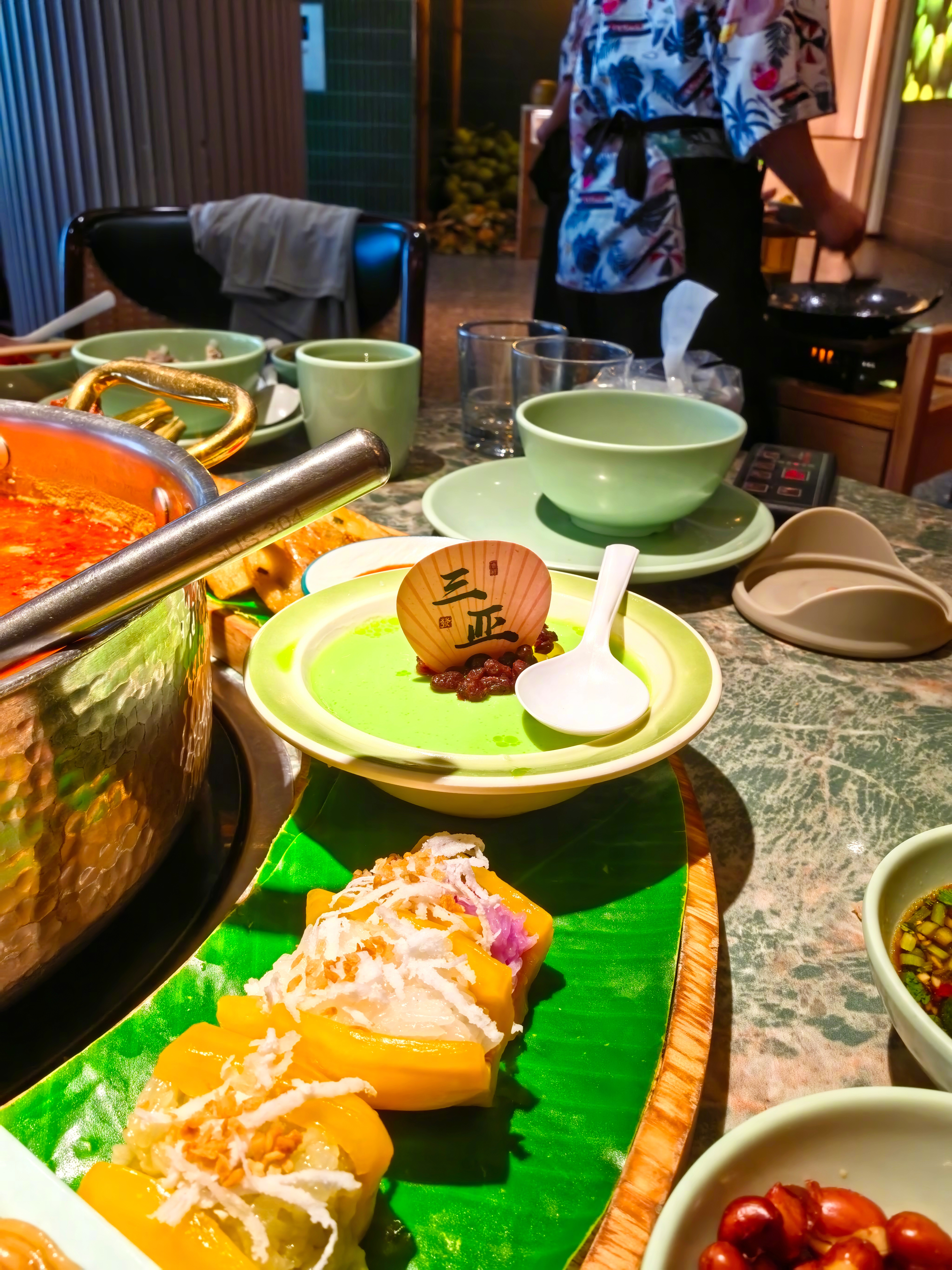 参赛者拍美食，品牌方拍“肌肉”！美食摄影大赛成手机品牌战场😎高德扫街榜一声令下