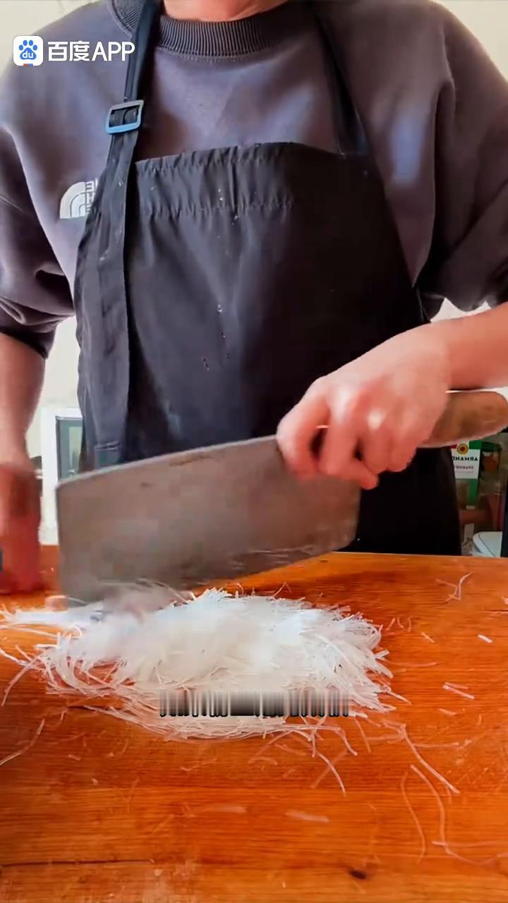 旱萝卜素包子。
旱萝卜馅的素包子怎么做好吃？今就来个一条龙的视频。俗话说冬吃萝卜