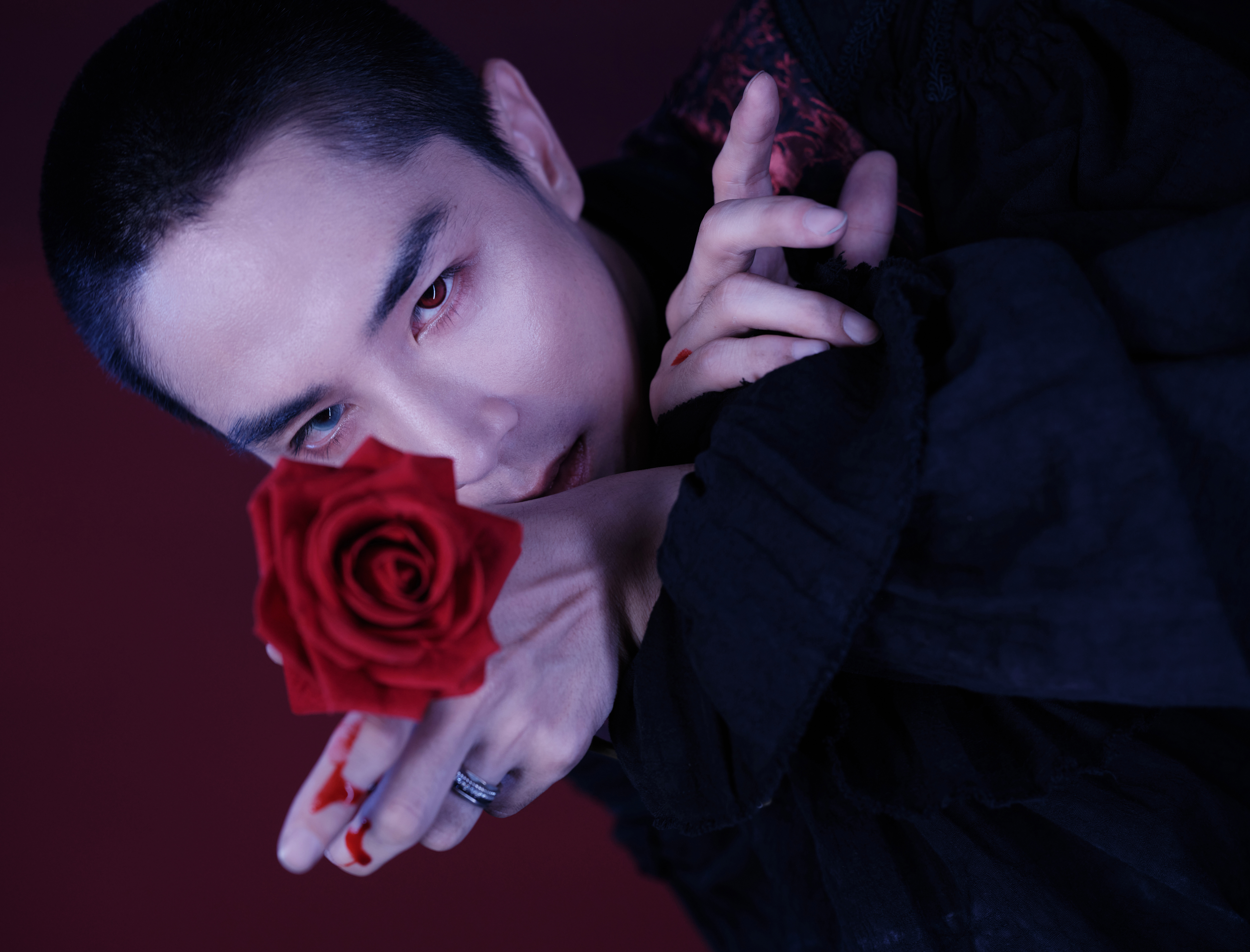 李承铉异瞳吸血鬼男爵 披哥决赛李承铉真的太帅了！罗曼蒂克乌托邦舞台的异瞳吸血鬼男