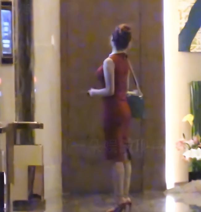 狗仔放出实拍视频，包贝尔深夜和一位身材亮眼的红发美女纠缠，两个人在酒店房间足足待