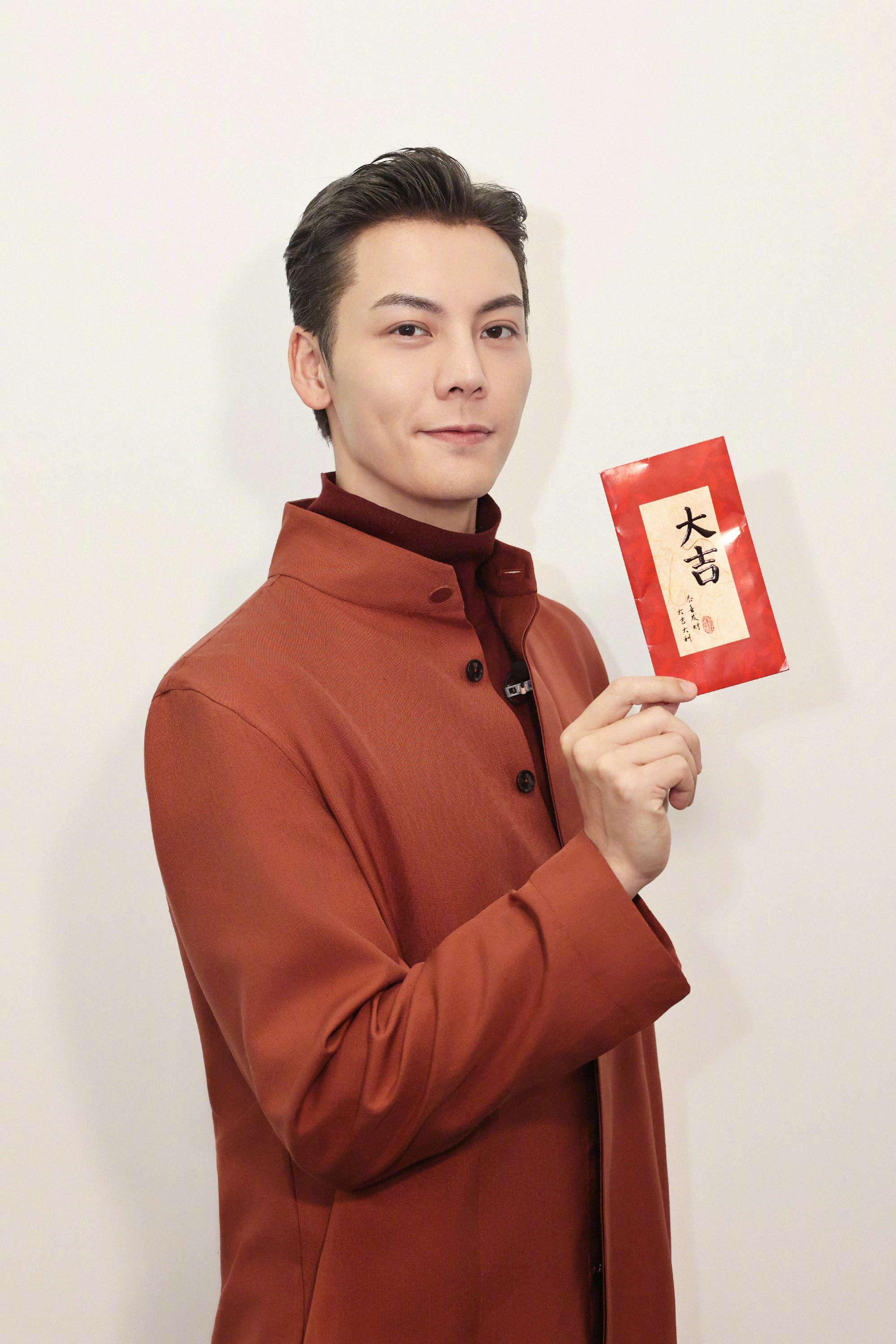 陈伟霆抽到了金靖的耳机你好星期六金靖写下复古小物件，陈伟霆拆开居然是有线耳机，当