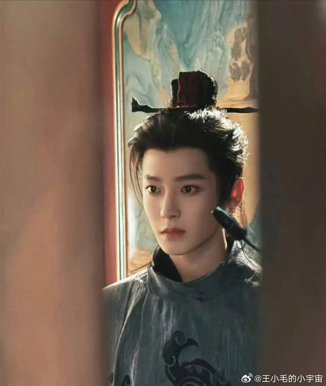 网友爆料虞书欣侯明昊《念相思》10号开始停拍，女主男主团队不和，在商议换男主。已
