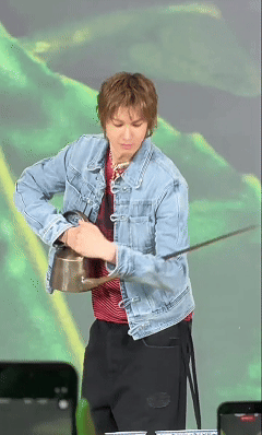 cortis在上海展示新才艺 男友臂式倒茶见过吗？那青筋、那线条，茶还没喝我先醉