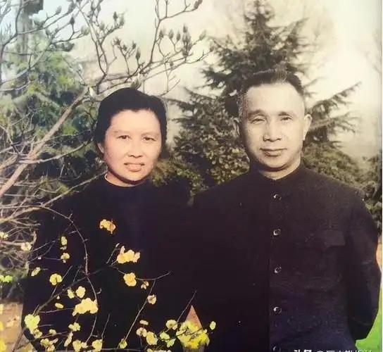 1939年，32岁的神将粟裕，对22岁速记员詹永珠一见倾心。没想到，詹永珠一口拒