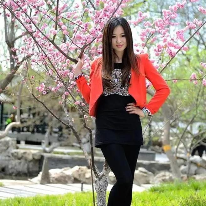 樱花树下，美少女轻倚树枝，笑容灿烂。樱花氛围感照片 公园里的樱花 樱花美照 路过