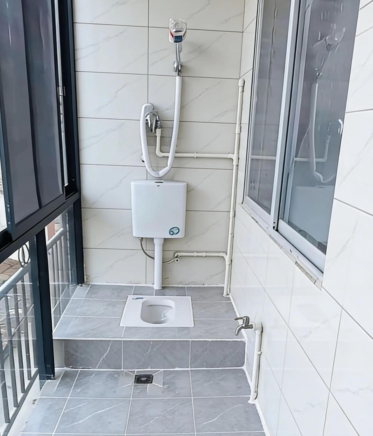 朋友家这个厕所是谁设计的，下面还装着透明玻璃，上个厕所能蹲的下去吗[笑哭][笑哭