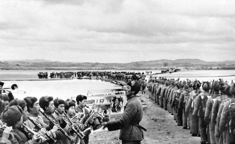1951年，美军飞机放肆地在志愿军头顶盘旋扫射，关崇贵扣动板机：“老子跟你们拼了