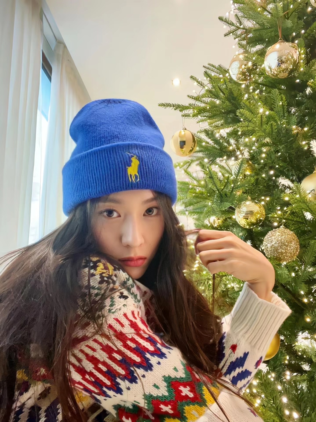 今年圣诞节跟着 郑秀晶  学习如何与圣诞树🎄合照，拍出满满的节日氛围感[开学季