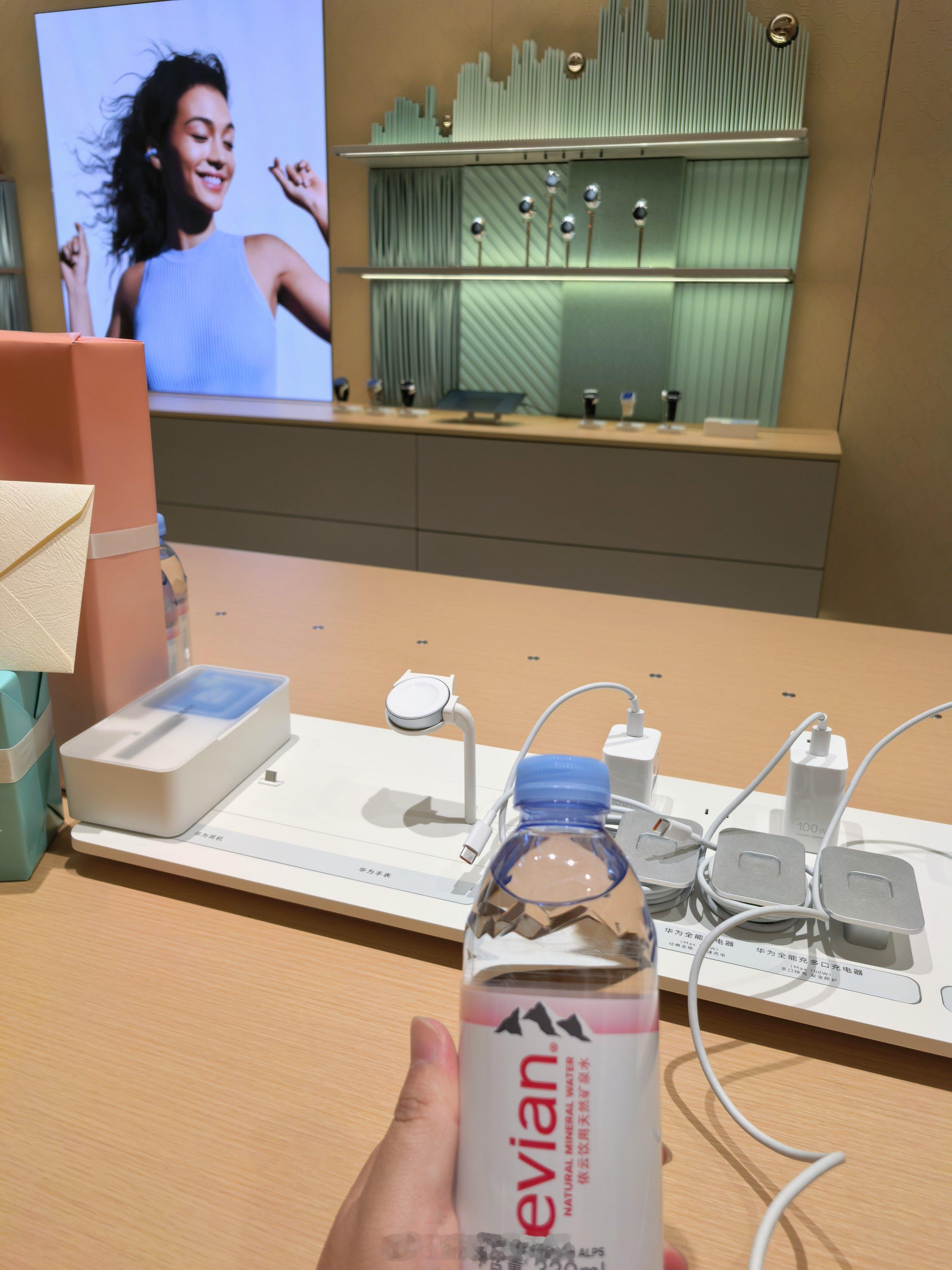手机没有电了，来双流机场华为店充电，店员还热情的送了两瓶依云水 成都·成都双流国