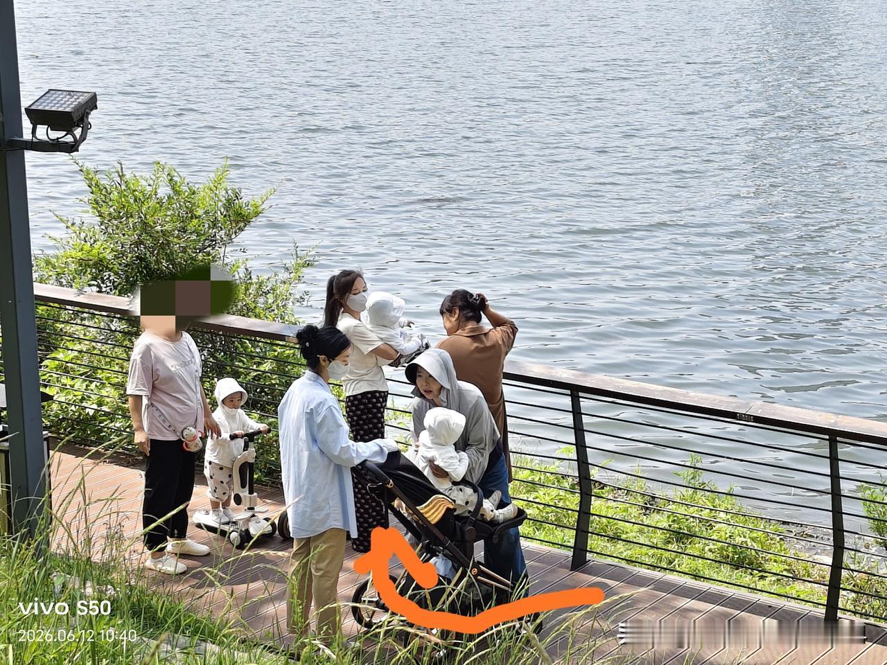 分享一下你随手拍下的照片遛弯偶遇四胞胎，俩男孩，俩女孩（婴儿车后面还藏着一个呦）