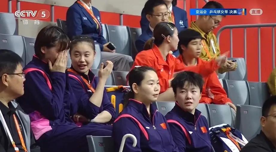 女单决赛激战，看台上情绪各不相同
亚运会女单决赛，孙颖莎与王曼昱上演巅峰对决。