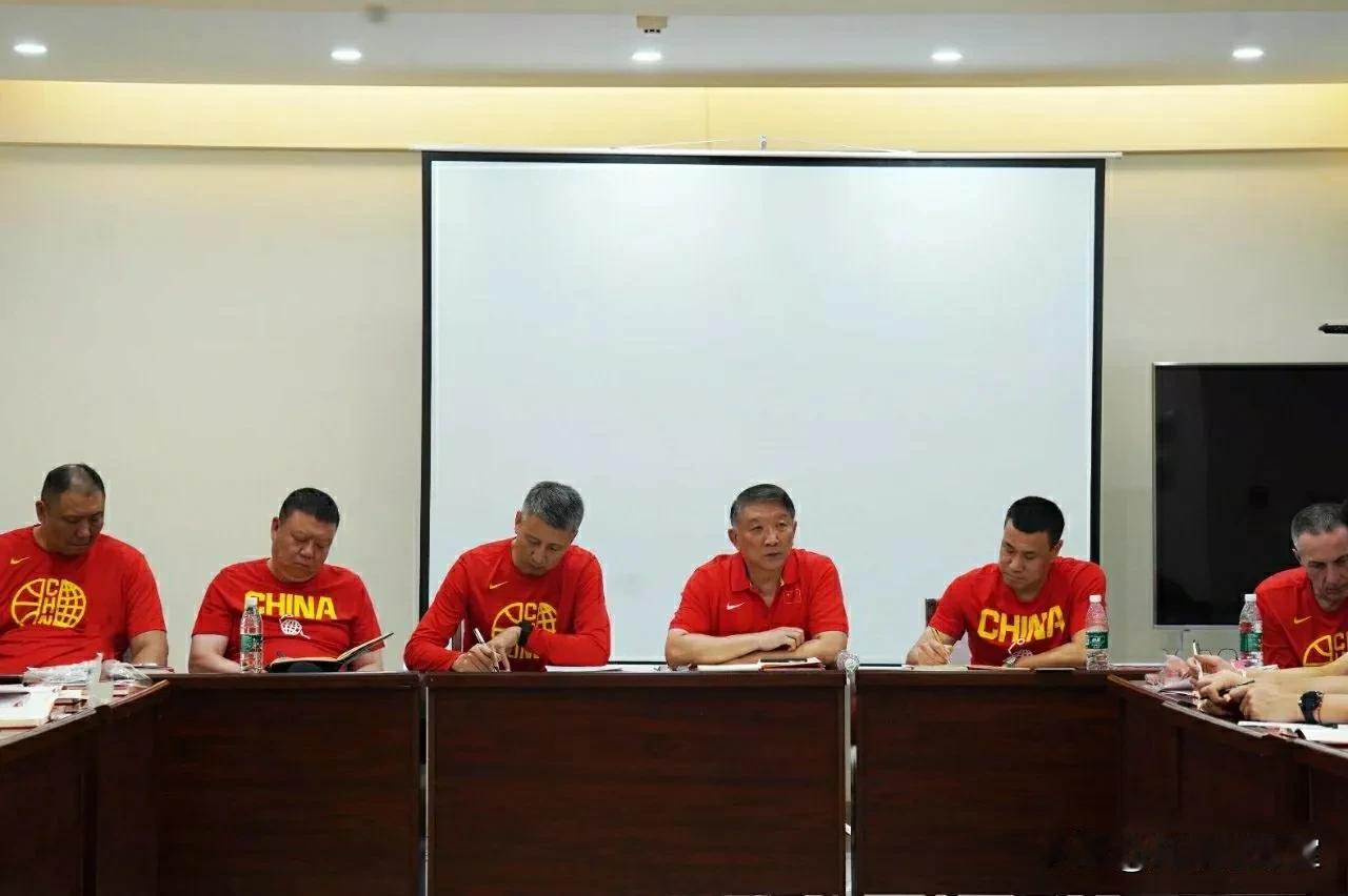 宫鲁鸣接管中国男篮后，已经有五名球员因为各自因素离开集训队！
开会时，不知道宫指