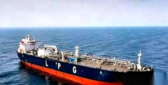 那7艘满载着美国货、开往中国的货轮，在半路上，就那么硬生生地掉头了。
这画面，比