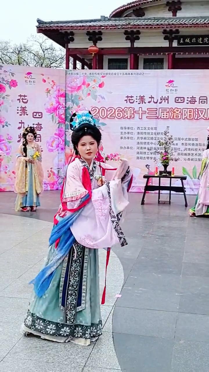 花漾九州，四海同春。各路仙女齐聚洛阳王城明堂广场。
回到自己的位置的时候请注意摆