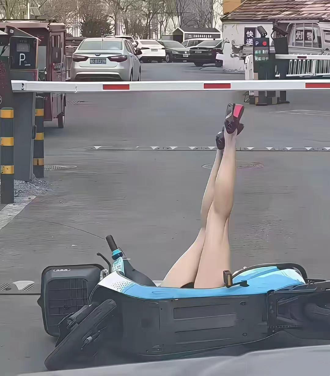 小姐姐就这么被撞飞了，好在人没事，骑电动车还是要注意安全啊