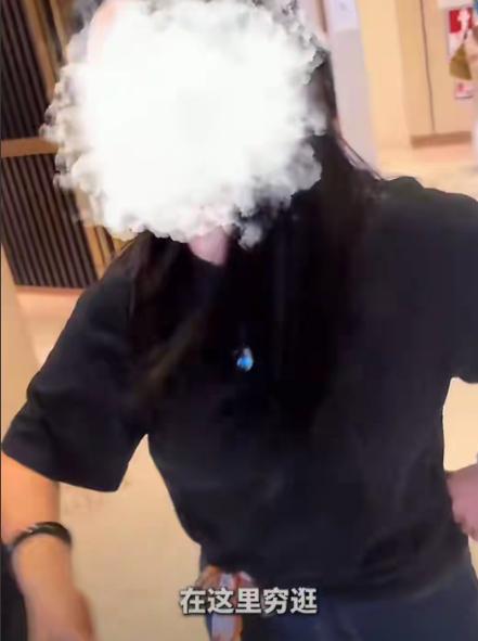 广东深圳一商场女店员见几名顾客只逛不买，觉得白费功夫拿不到提成，当场指着顾客怒骂