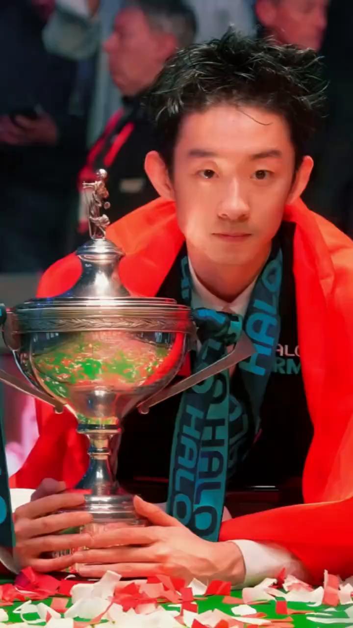 决胜局凌晨4点半，全中国球迷攥着拳头盯着屏幕。吴宜泽18-17绝杀墨菲，世锦赛冠