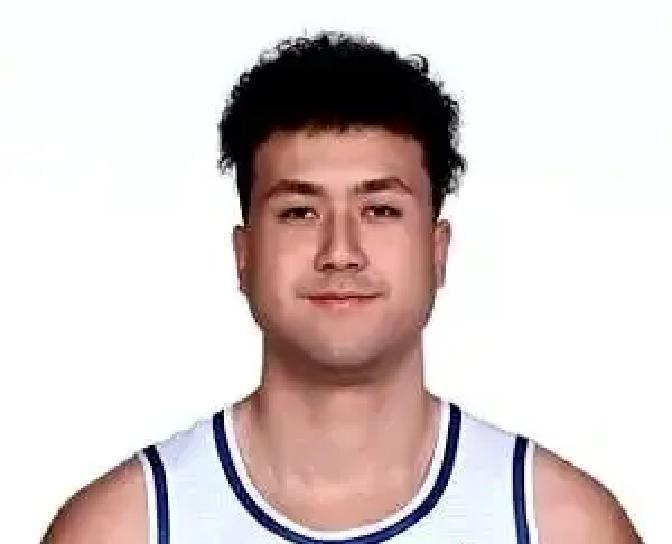 别怪新疆中锋投三分！真正的问题藏在这个细节里。
 
邱彪教练掀翻战术板那一刻，所