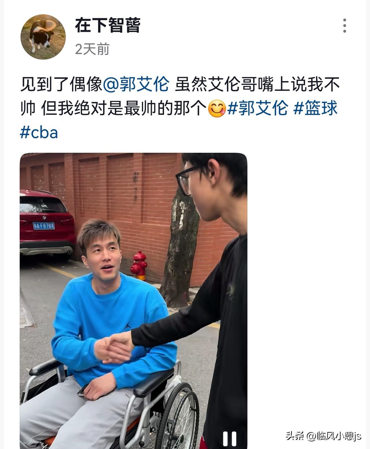 近日，球迷智蒈在广州街头遇到偶像郭艾伦，瞬间心潮澎湃、手足无措，那份激动与欣喜溢