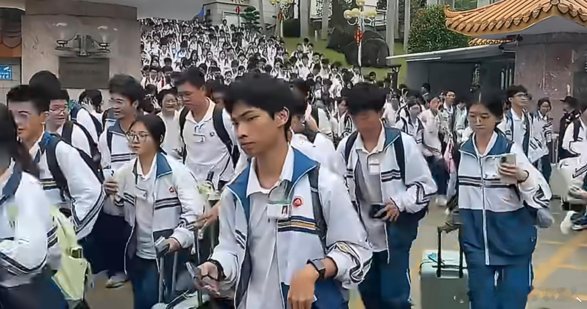 汕头金山中学放学场面为什么他们可以拿手机，这不是全汕头最好的中学吗，原来不是手机