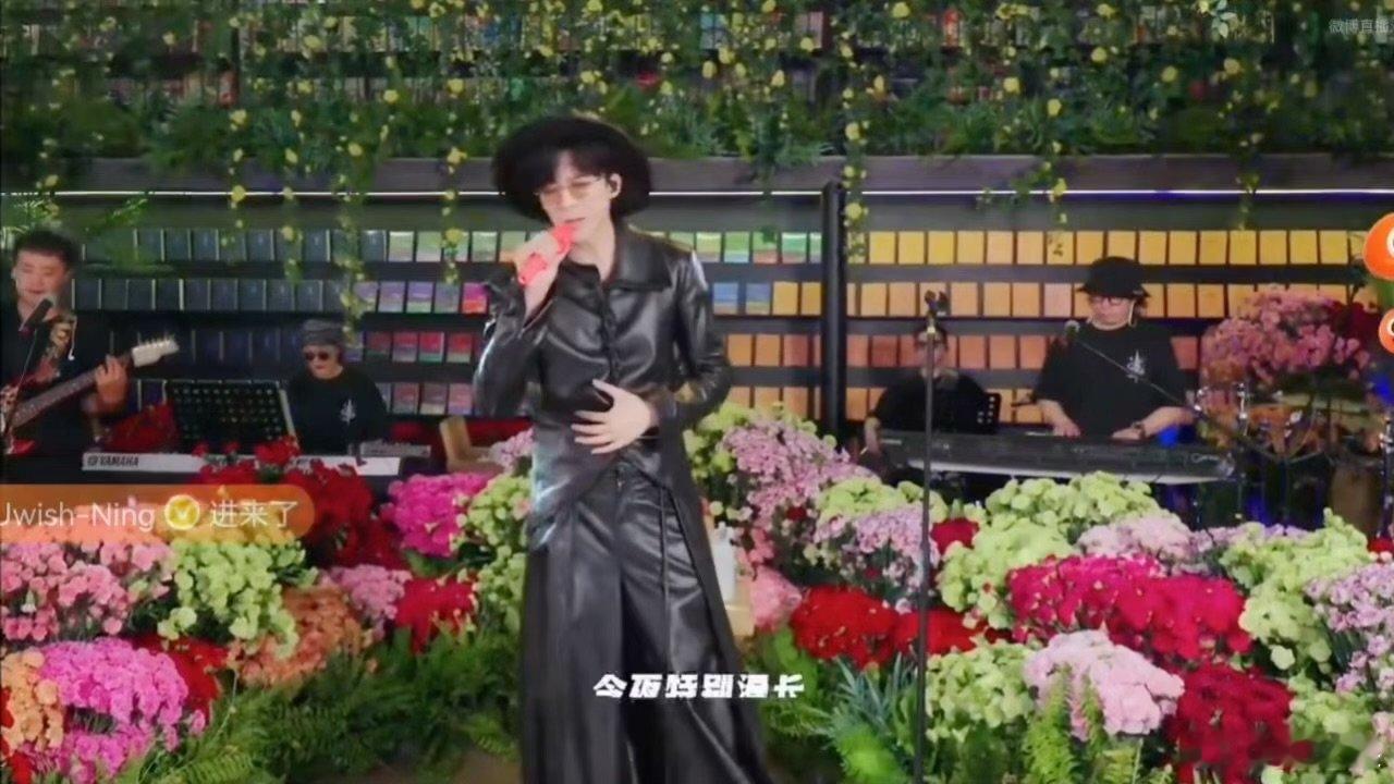 刘宇宁丹东舞王又扭起来了给刘宇宁唱嗨了被唱嗨的刘宇宁可爱到了！跟着节奏随心摆动身