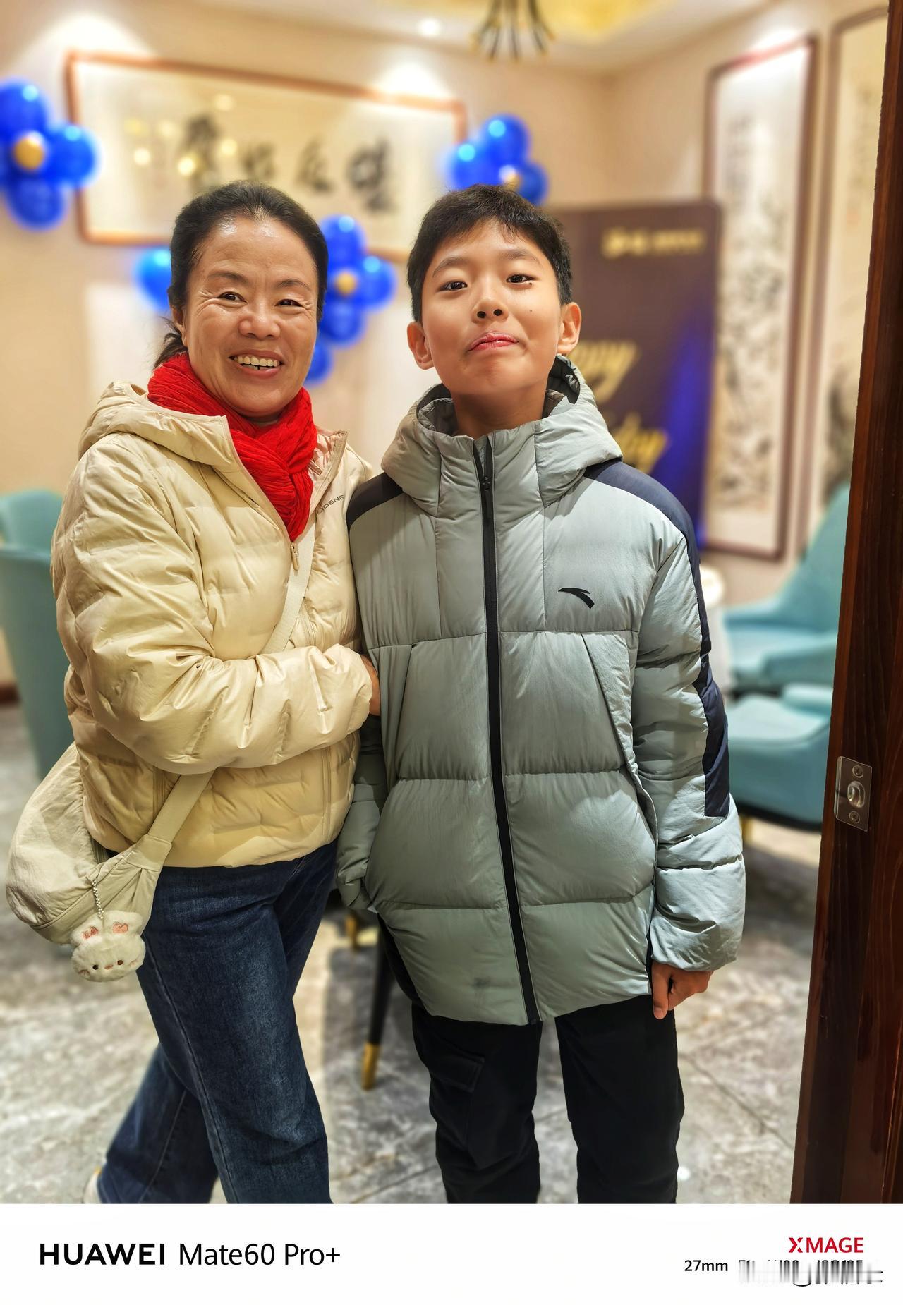 今天是老伴儿（兼老板）的生日。发几张这几天在沈阳长白岛步行街给她拍的照片。第一张