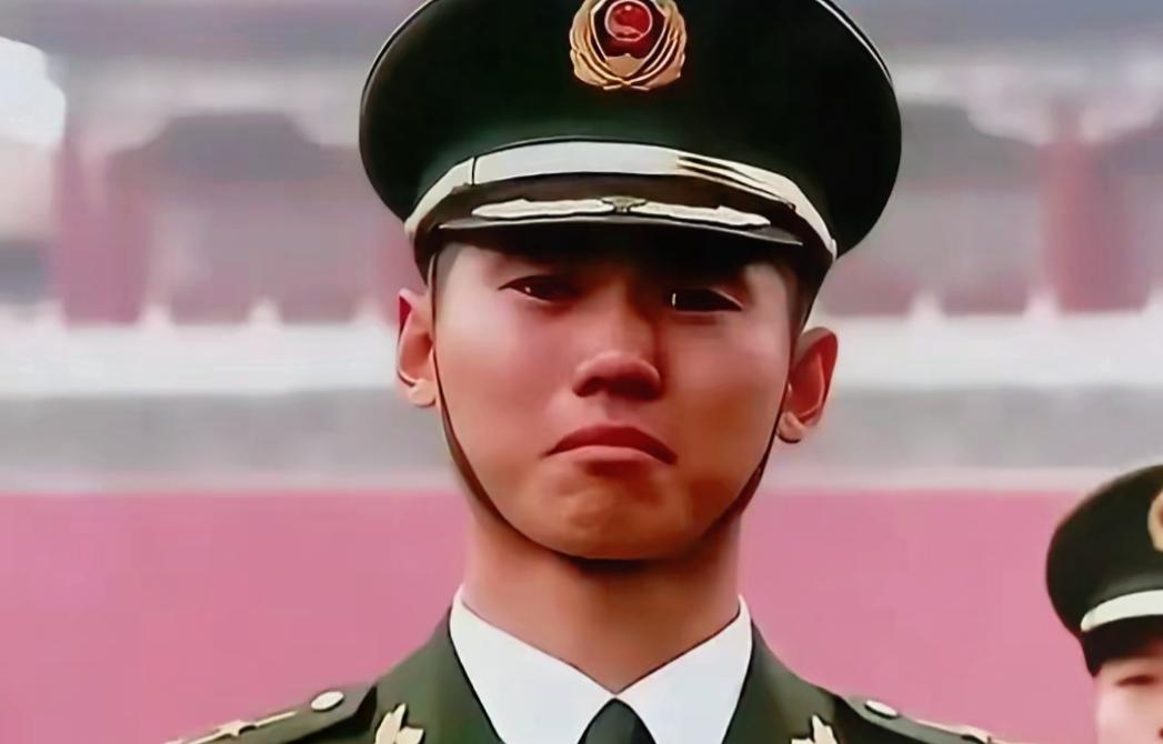 2024年没人预料到，之前被誉为“最美升旗手”的退伍军人张自轩，竟然在回到地方仅