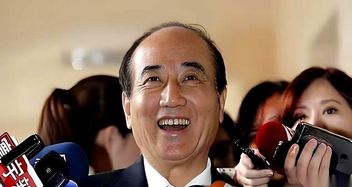 装了几十年。
那层“皇帝新衣”的窗户纸，终于被一个自己人，亲手给撕了。
还是个八