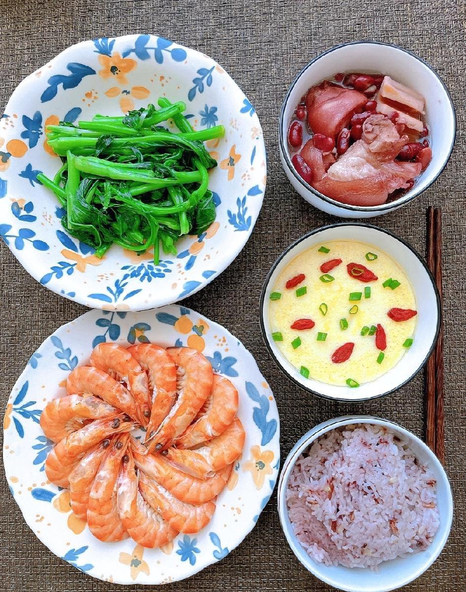 婆婆端来热腾腾的猪蹄汤，虾是活的，饭是杂粮的，青菜还带露水。
不是作秀，是心尖上