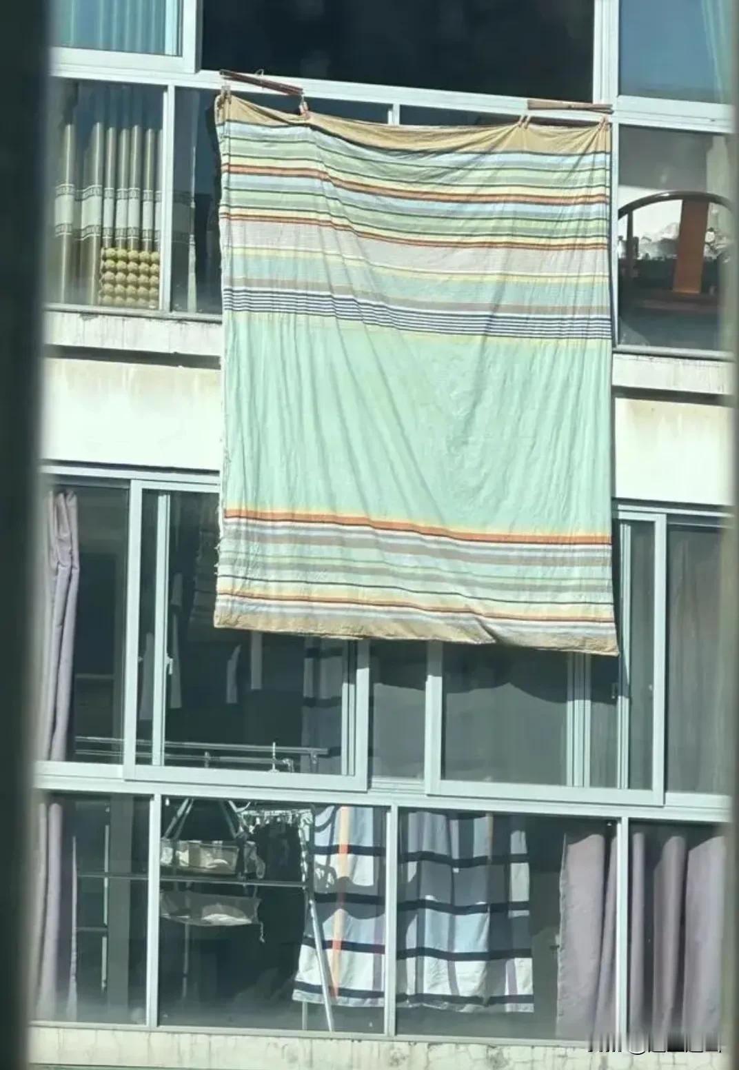 如果你遇到这样自私自利的邻居该怎么办呢？只要有阳光全是他家晒东西，住着憋屈啊。[